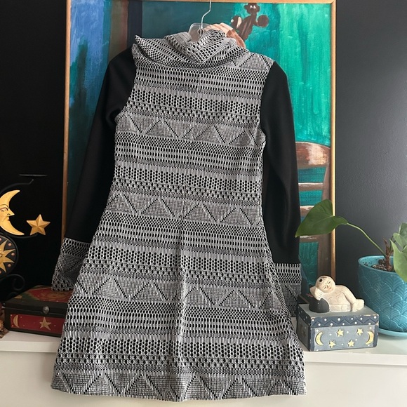 Luc Fontaine Geometric Black and White Long Sleeve Mini Dress Size 04 - Picture 6 of 16